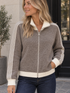 Strickjacke in Beige – Detail von Reißverschluss, Strick und fünf Ärmelstreifen