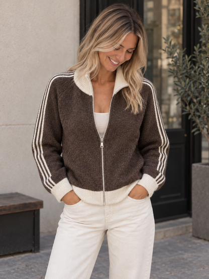 Strickjacke mit fünf Ärmelstreifen in Dunkelbraun – Portraitansicht geöffnet