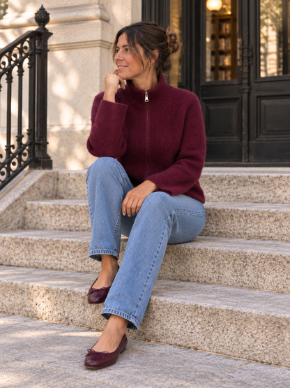 Bordeauxrote Strickjacke für Damen geschlossen mit Stehkragen