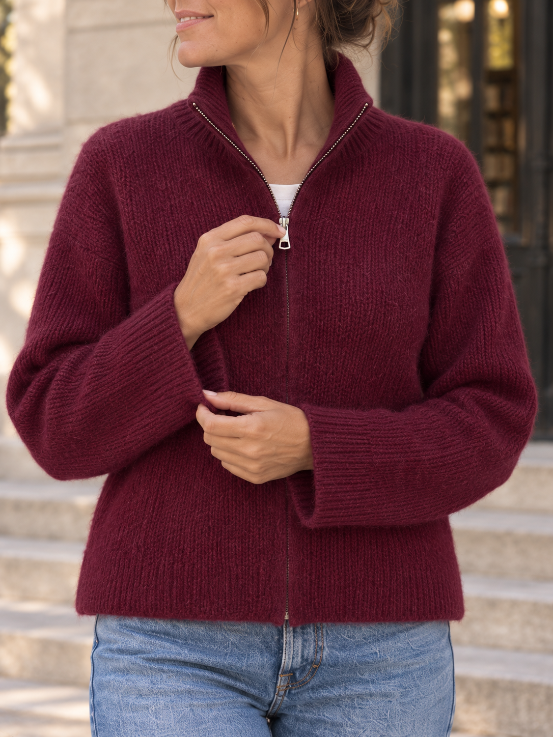 Detailansicht der bordeauxroten Strickjacke mit Strickstruktur und Reißverschluss