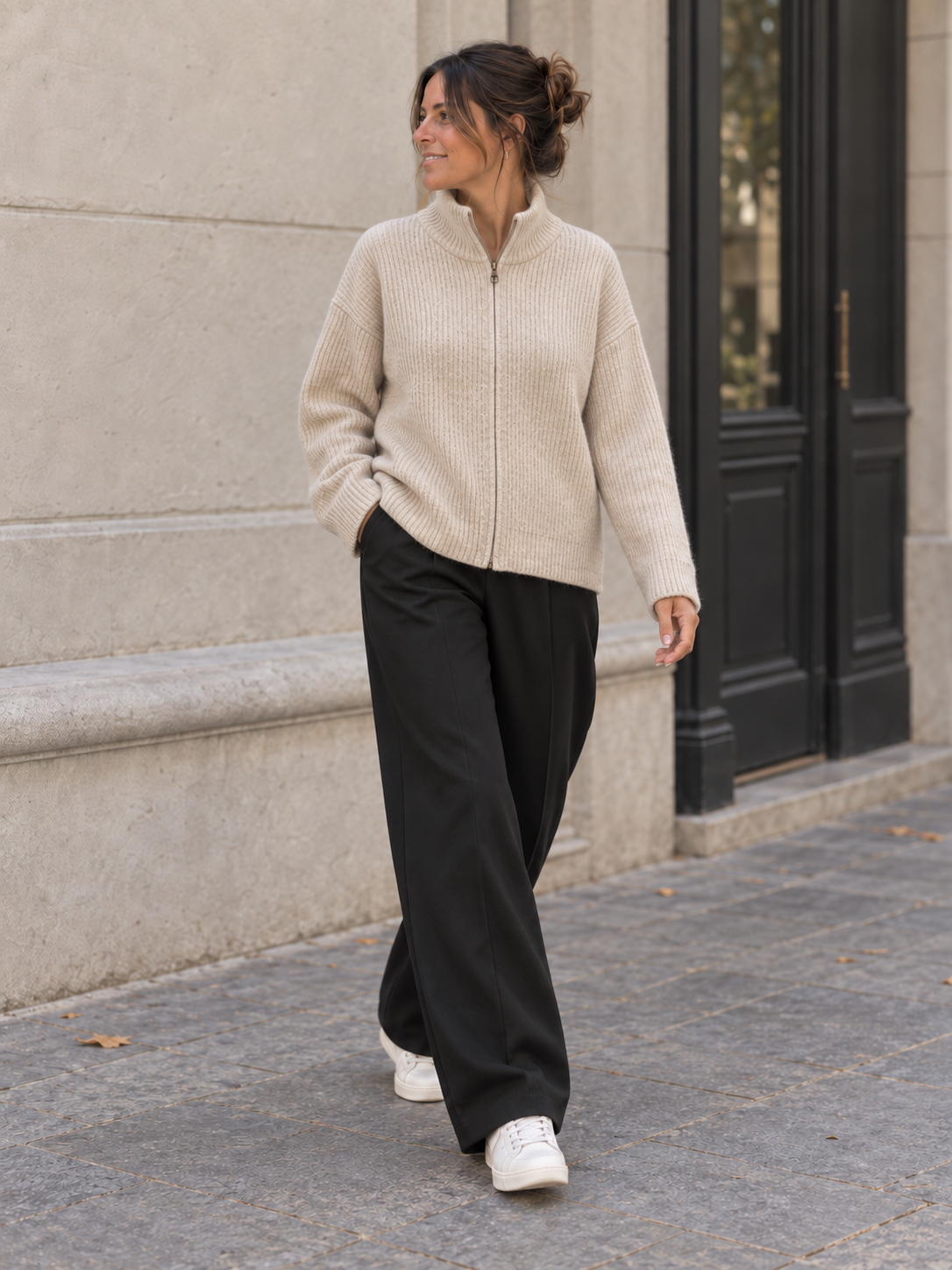 Cremefarbene Damen Strickjacke mit Reißverschluss geschlossen getragen