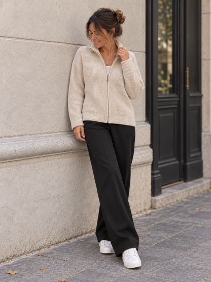 Cremefarbene Strickjacke für Damen teilweise geöffnet in der City