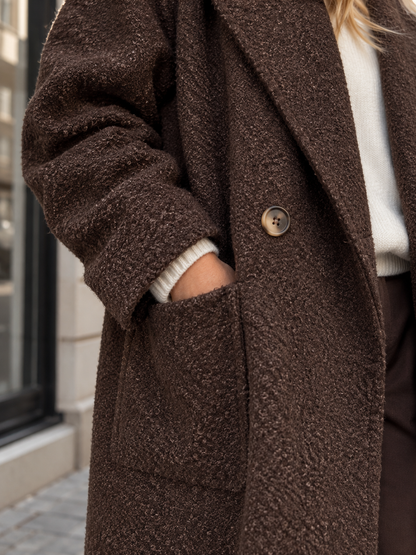Weicher Mantel in Dunkelbraun – Detail von Revers, Knopf und Tasche