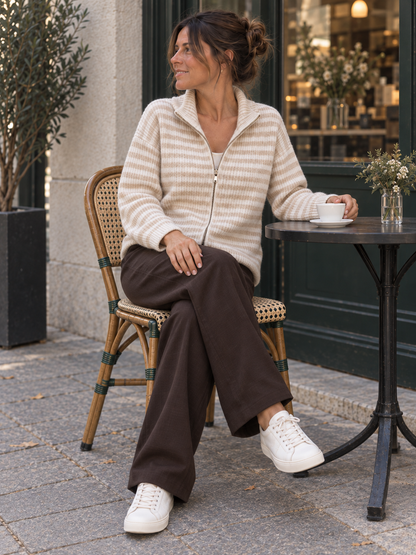 Creme beige gestreifter Zip Cardigan für Damen im Straßencafé