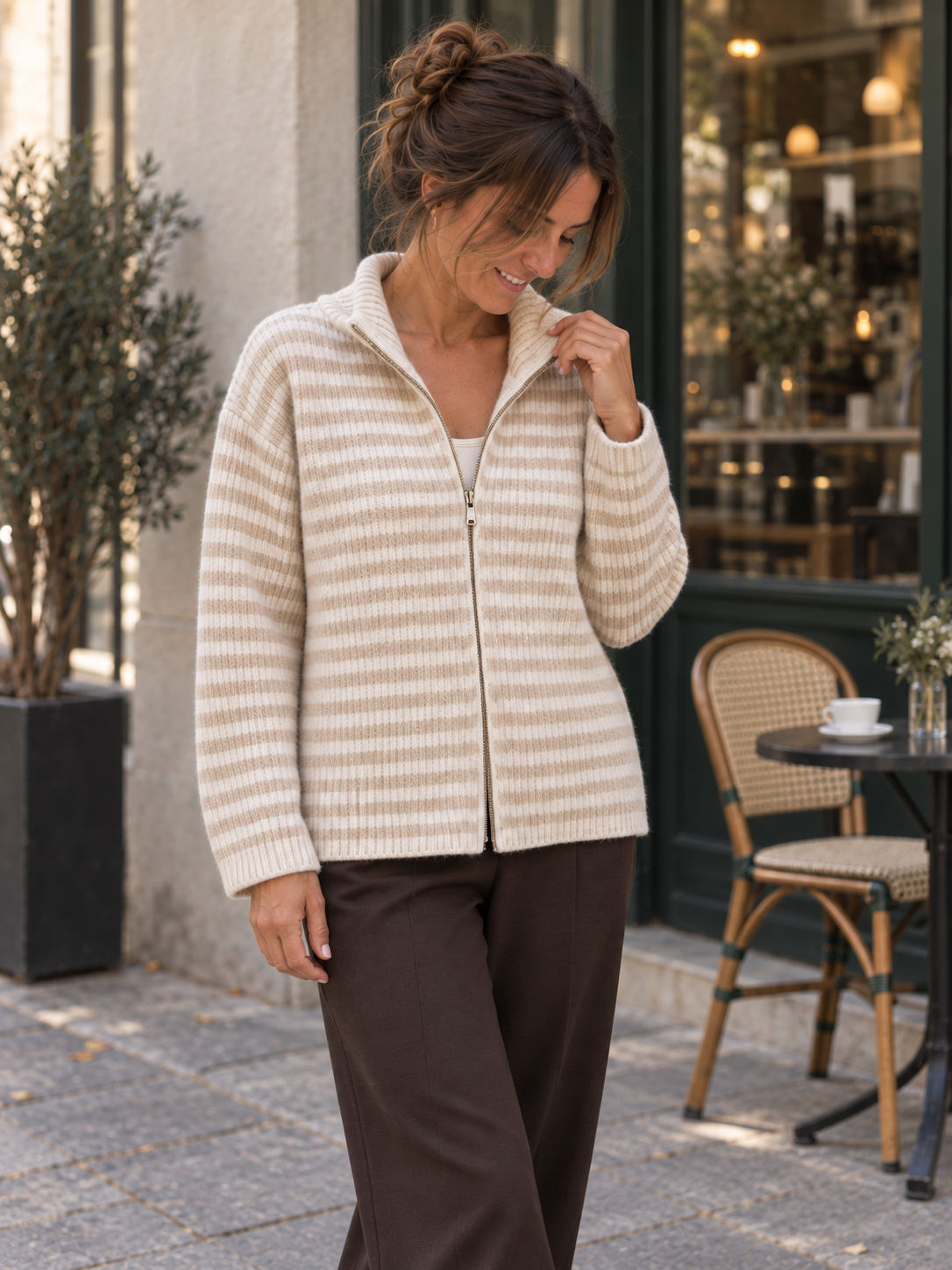 Gestreifte Damen Strickjacke mit hohem Kragen in der City