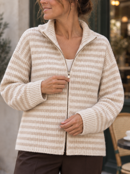 Detailansicht des creme beige gestreiften Zip Cardigans mit Reißverschluss